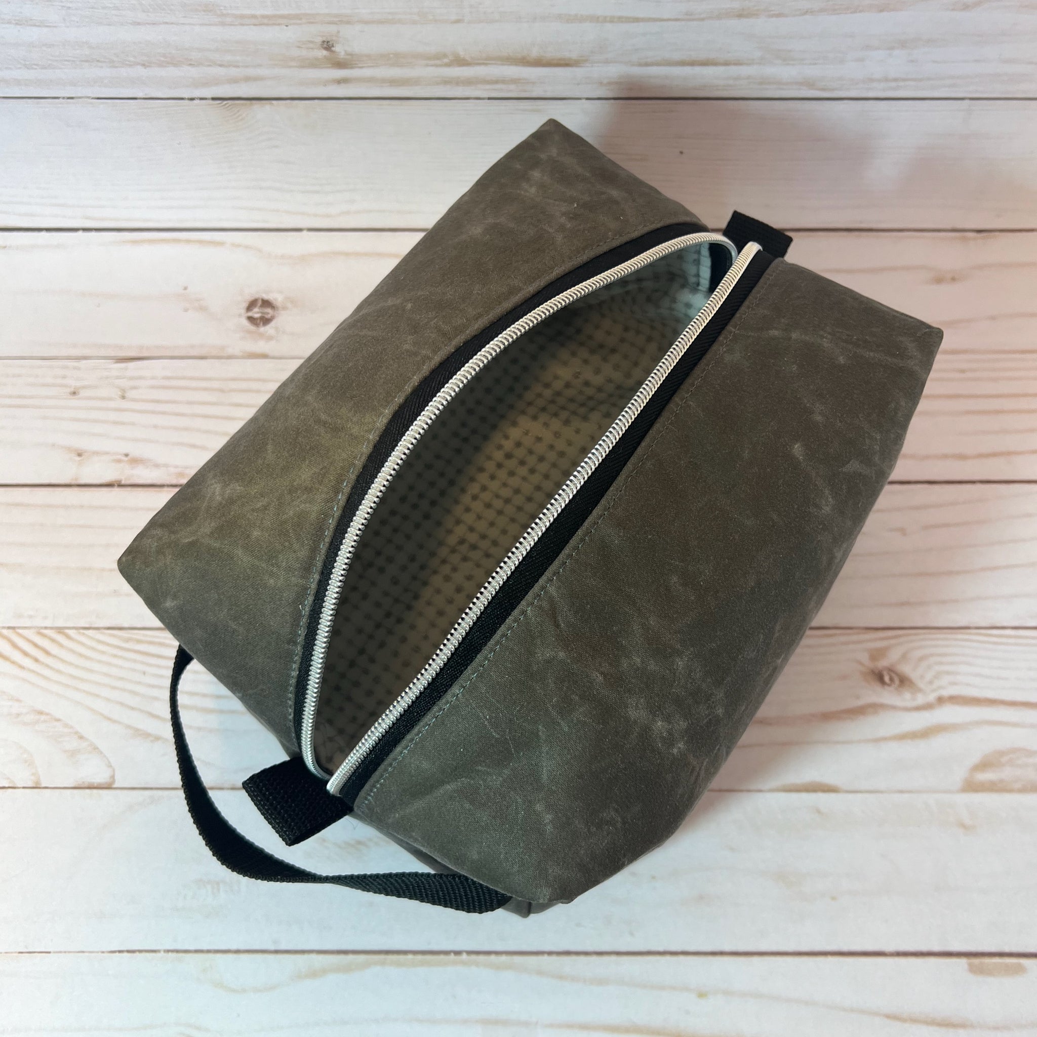 Women Canvas Toiletry Bags Waterproof Canvas Dopp Kit Cosmetic Bag –  ROCKCOWLEATHERSTUDIO